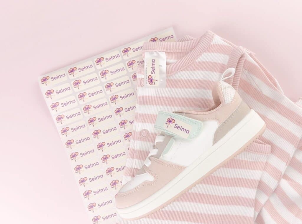 navnelapper med fantus på sko og klær