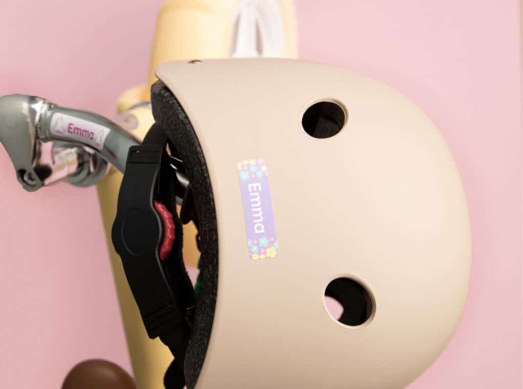 store navnelapper med navnet Emma på en sykkelhjelm