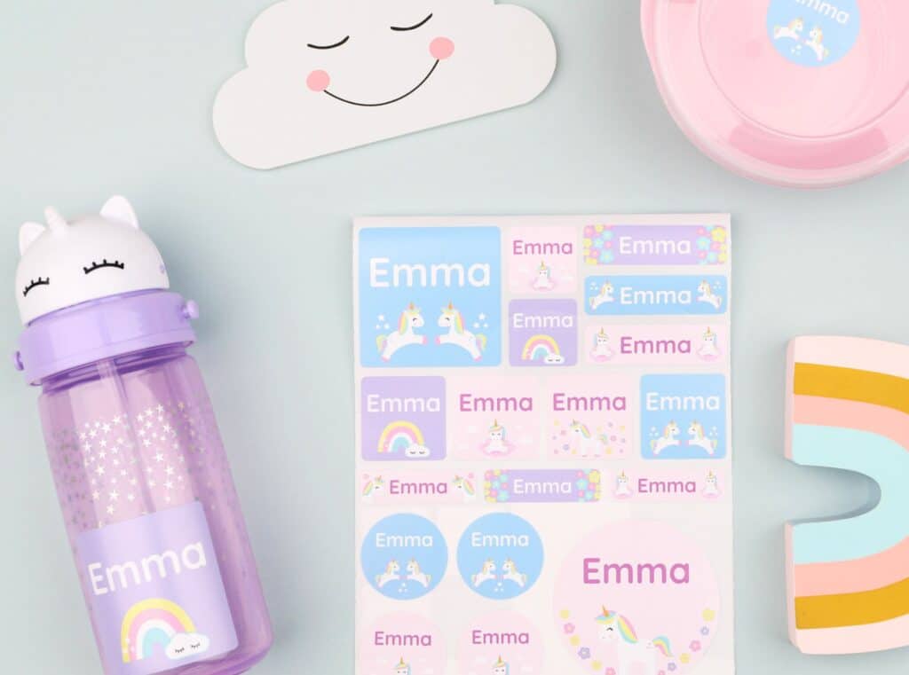 store navnelapper med enhjørning på festet på en drikkeflaske