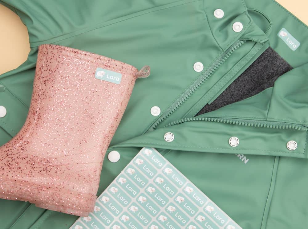 grønt regntøy og rosa gummistøvel med navnelapp