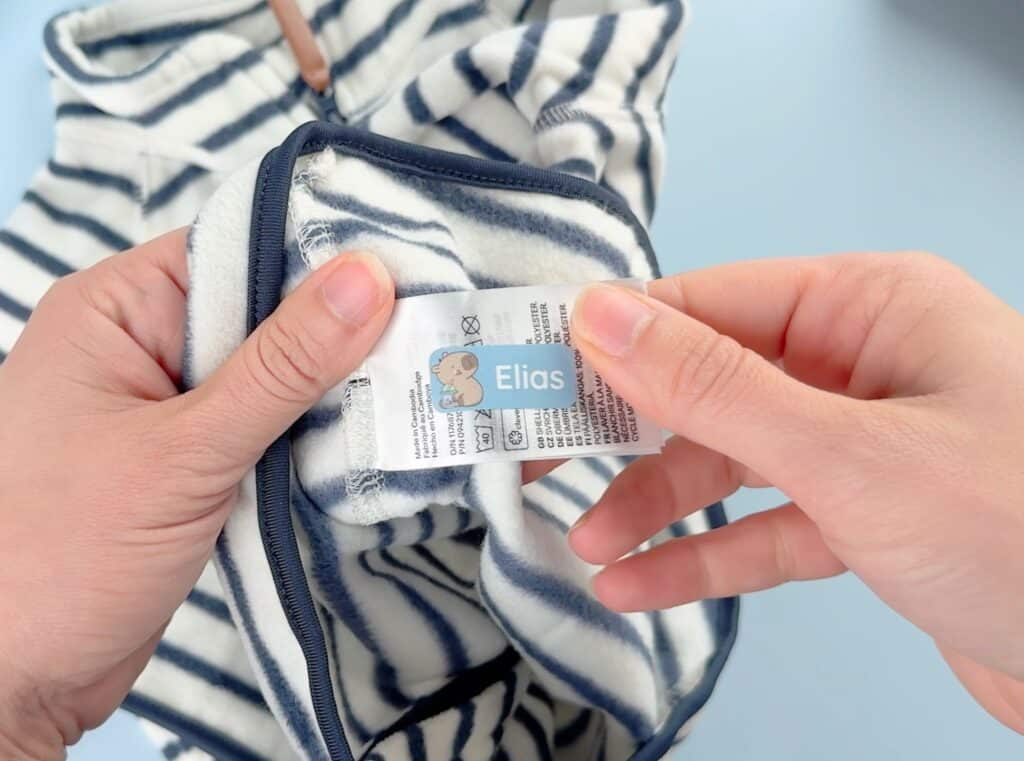 blå capybara navnelapp på en fleece jakke