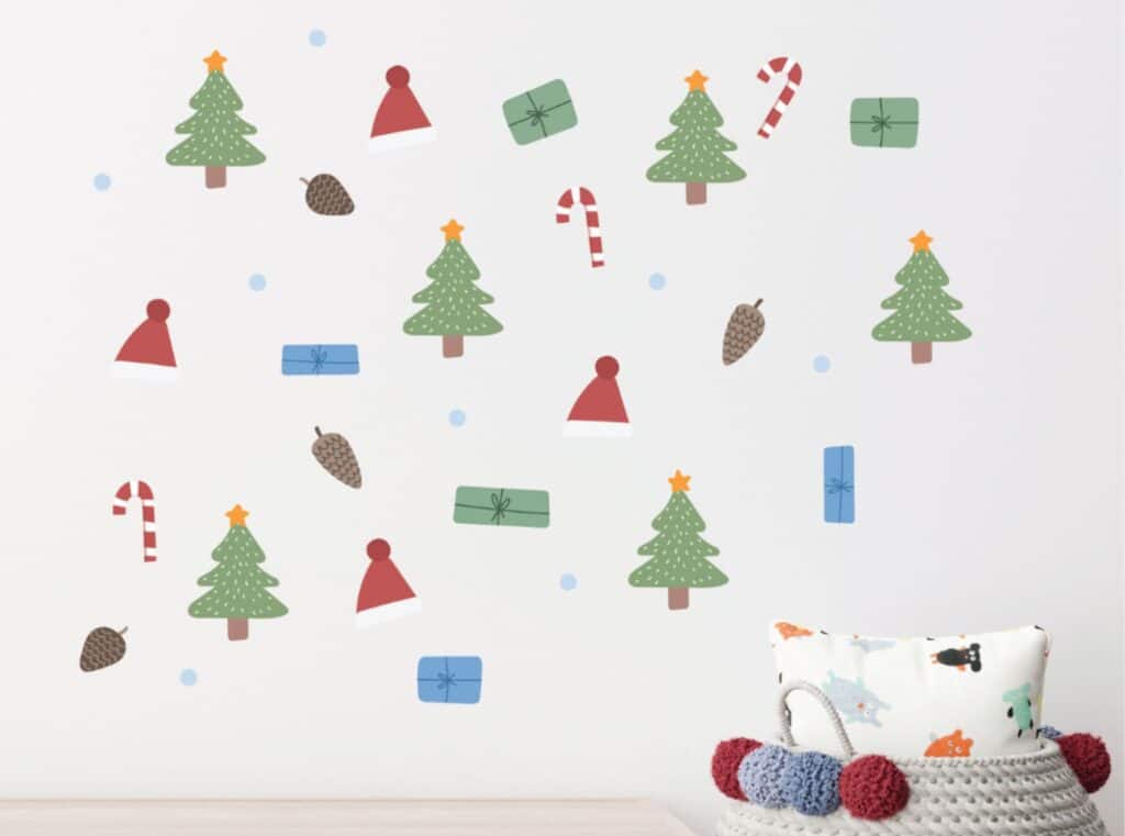 veggklistremerker med juletre, gaver , nissehatt
