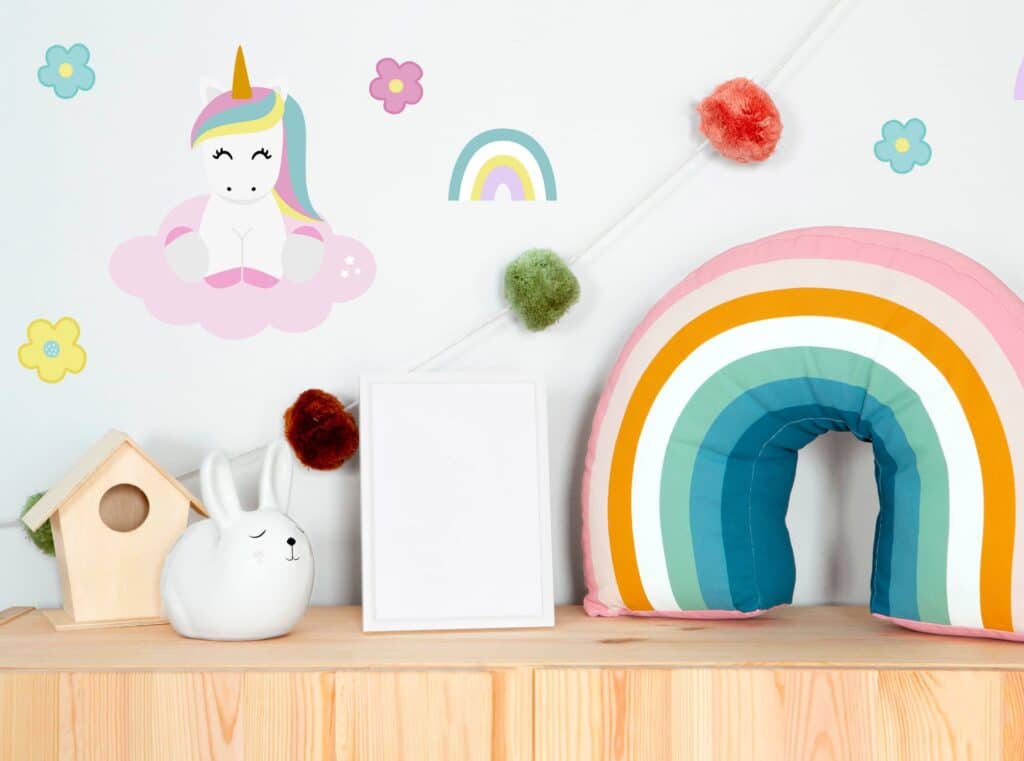 fargerike veggklistremerker med enhjørning, regnbuer og blomster